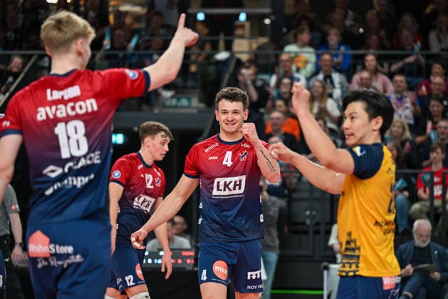 15.03.2026, xdobgx, Volleyball Volleyball Bundesliga VBL, SVG Lüneburg - ASV Dachau v.l. Axel Juul Larsen (SVG Lüneburg, 18), Christopher Byam (SVG Lüneburg, 4), Sho Takahashi (SVG Lüneburg, 21), Teamjubel, jubelt gemeinsam, team celebration