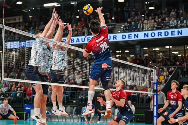 15.03.2026, xdobgx, Volleyball Volleyball Bundesliga VBL, SVG Lüneburg - ASV Dachau v.l. Ethan Champlin (SVG Lüneburg, 20) beim Angriff, Angriffsschlag, spike, spikes the ball, attack