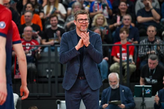 15.03.2026, xdobgx, Volleyball Volleyball Bundesliga VBL, SVG Lüneburg - ASV Dachau v.l. Stefan Hübner (SVG Lüneburg, Trainer) applaudiert, applauds