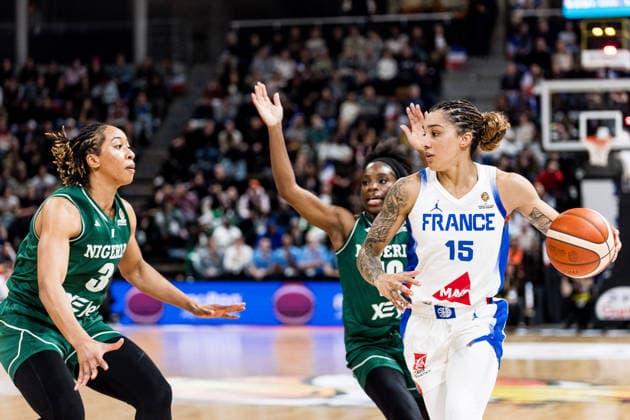 LYON-VILLEURBANNE, FRANCE - MARCH 15: Gabby Williams (France, 15) controls the ball against Pallas Kunaiyi-Akpanah (Nigeria, 3) and Promise Amukamara (Nigeria, 10) during the FIBA Women™s World Cup Qualifying Tournament match between France (FRA) vs. Nigeria (NGR) at Astroballe on matchday 4 of the FIBA Women™s World Cup Qualifying Tournament on March 15, 2026 in Lyon-Villeurbanne, France. France Copyright: xSteffiexWunderlx