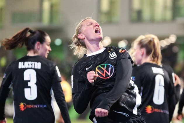VfL vs. Leverkusen, BL Frauen Wolfsburg, 15.03.2026, Fußball, Frauen, Google Pixel Bundesliga, Saison 2025 2026, VfL Wolfsburg vs Bayer 04 Leverkusen, Alexandra Popp (VfL Wolfsburg)jubelt mit der Mannschaft nach ihrem Tor zum 2:0 AOK Stadion Niedersachsen Deutschland