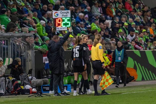 Deutschland, Google Pixel Frauen-Bundesliga, Saison 2025 2026, 20. Spieltag, AOK-Stadion, VfL Wolfsburg vs Bayer 04 Leverkusen, Auswechslung von Bussy Kessya (VfL Wolfsburg, 19) mit Endemann Vivien (VfL Wolfsburg, 25) Copyright: xMichellexLukax