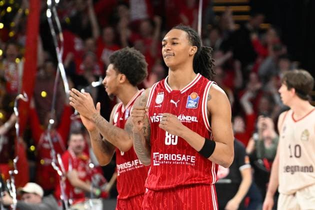 BAMBERG 15.03.2026 --- Basketball ---- easycredit 1. Basketball Bundesliga ---- 24. Spieltag: Bamberg Baskets vs FC Bayern München Basketball --- Demarcus Demonia (8, Bamberg Baskets) und Austin Crowley (85, Bamberg Baskets) freuen sich nach dem Sieg gegen München Bamberg Baskets vs FC Bayern München Basketball