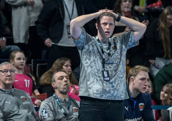 15.03.2026, xlakx, Handball Daikin HBL, Fuechse Berlin - HC Erlangen v.l. Nicolej Krickau (Fuechse Berlin Trainer) gibt Anweisungen, gestikuliert mit den Armen, gesticulate, gives instructions Berlin