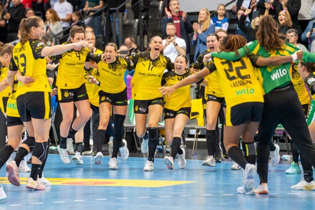 Handball I Frauen I Saison 2025-2026 I DHB-Pokal Final 4 I Finale I HSG Bensheim Auerbach - Borussia Dortmund I 15.03.2026 Dortmund jubelt nach dem Sieg im Finale, Alina Grijseels (4, Borussia Dortmund), Dana Bleckmann (66, Borussia Dortmund), Alicia Langer (17, Borussia Dortmund), Lara Egeling (44, Borussia Dortmund) Stuttgart Porsche Arena Baden-Württemberg Deutschland Copyright: xLobeca MaxxPetershansx
