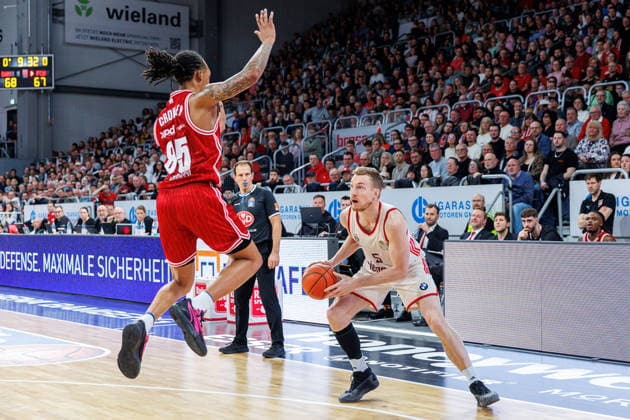 Austin Crowley (BMA365 Bamberg Baskets, 85), Niels Giffey (FC Bayern Muenchen Basketball, 05), BMA365 Bamberg Baskets vs. FC Bayern Muenchen Basketball, Basketball, easyCredit BBL, 24. Spieltag, 15.03.2026 BMA365 Bamberg Baskets vs. FC Bayern Muenchen Basketball, Basketball, easyCredit BBL, 24. Spieltag, 15.03.2026 Bamberg Copyright: xEibner-Pressefoto G.xSantemizx EP_EER