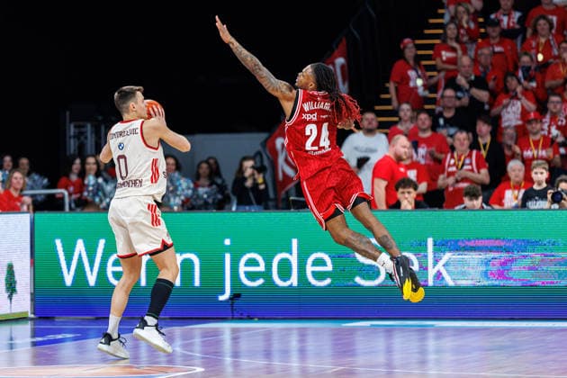 Nenad Dimitrijevic (FC Bayern Muenchen Basketball, 00), Cobe Williams (BMA365 Bamberg Baskets, 24), BMA365 Bamberg Baskets vs. FC Bayern Muenchen Basketball, Basketball, easyCredit BBL, 24. Spieltag, 15.03.2026 BMA365 Bamberg Baskets vs. FC Bayern Muenchen Basketball, Basketball, easyCredit BBL, 24. Spieltag, 15.03.2026 Bamberg Copyright: xEibner-Pressefoto G.xSantemizx EP_EER