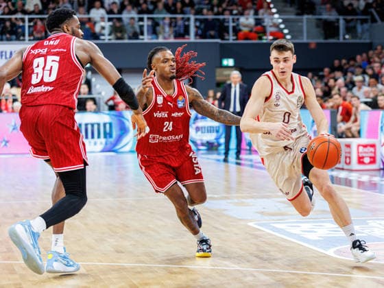 Ejiofor Onu (BMA365 Bamberg Baskets, 35), Cobe Williams (BMA365 Bamberg Baskets, 24), Nenad Dimitrijevic (FC Bayern Muenchen Basketball, 00), BMA365 Bamberg Baskets vs. FC Bayern Muenchen Basketball, Basketball, easyCredit BBL, 24. Spieltag, 15.03.2026 BMA365 Bamberg Baskets vs. FC Bayern Muenchen Basketball, Basketball, easyCredit BBL, 24. Spieltag, 15.03.2026 Bamberg Copyright: xEibner-Pressefoto G.xSantemizx EP_EER