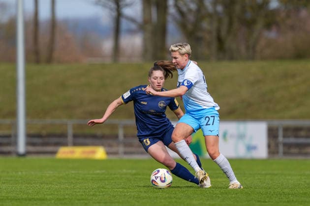 Sarah Freutel (27 Bochum) versucht Leonie Krump (10 Andernach) auszuspielen.