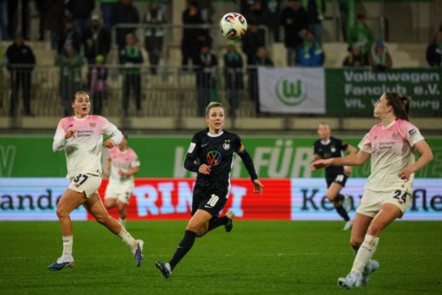Wolfsburg, Deutschland: 15. März 2026 - 20. Spieltag - 1. Frauenbundesliga - VfL Wolfsburg Frauen vs. Bayer Leverkusen 04 Frauen Im Bild: v.li. Carlotta Wamser (Bayer Leverkusen), Svenja Huth (VfL) und Lilla Turanyi (Bayer Leverkusen) im Vordergrund Copyright: HMBxMedia MadeleinexFantini