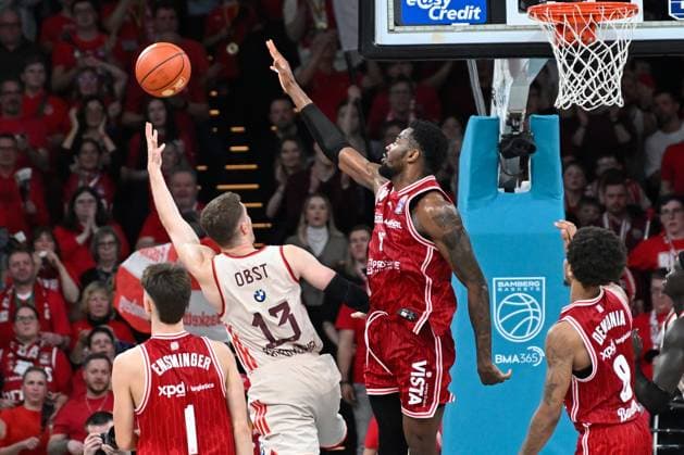 BAMBERG 15.03.2026 --- Basketball ---- easycredit 1. Basketball Bundesliga ---- 24. Spieltag: Bamberg Baskets vs FC Bayern München Basketball --- Andreas Obst (13, FC Bayern München) mit Korbleger gegen Ejofor Onu (35, Bamberg Baskets) Bamberg Baskets vs FC Bayern München Basketball