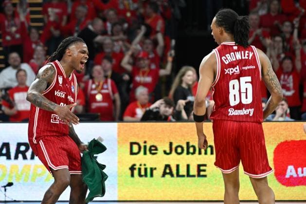 BAMBERG 15.03.2026 --- Basketball ---- easycredit 1. Basketball Bundesliga ---- 24. Spieltag: Bamberg Baskets vs FC Bayern München Basketball --- Cobe Williams (24, Bamberg Baskets) und Austin Crowley (85, Bamberg Baskets) freuen sich über Sieg Bamberg Baskets vs FC Bayern München Basketball