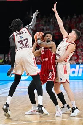 BAMBERG 15.03.2026 --- Basketball ---- easycredit 1. Basketball Bundesliga ---- 24. Spieltag: Bamberg Baskets vs FC Bayern München Basketball --- Ibrahim Watson-Boye (2, Bamberg Baskets) gegen Wenyen Gabriel (32, FC Bayern München) und Nenand Dimitrijevic (0, FC Bayern München) Bamberg Baskets vs FC Bayern München Basketball