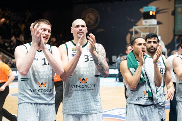 Marten Linssen (Nr. 12 VET-CONCEPT Gladiators Trier) und Maik Zirbes (Nr. 33 VET-CONCEPT Gladiators Trier) nach dem Spiel GER, Basketball Loewen Braunschweig gegen VET-CONCEPT Gladiators Trier, Basketball, easyCredit BBL, Woche 24, Spielzeit 2025 26, 15.03.2026 GER, Basketball Loewen Braunschweig gegen VET-CONCEPT Gladiators Trier, Basketball, easyCredit BBL, Woche 24, Spielzeit 2025 26, 15.03.2026 Braunschweig Copyright: xEibner-Pressefoto DanielxREINELTx EP_DRT