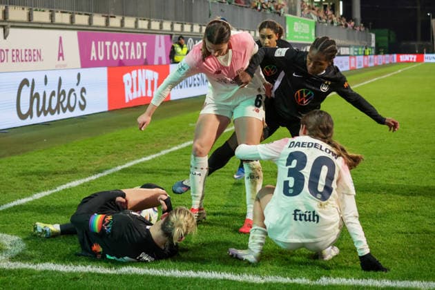 15.03.2026, xgrfx, Fussball Google Pixel Frauen-Bundesliga, VfL Wolfsburg - Bayer Leverkusen v.l. Alexandra Popp (VfL Wolfsburg), Katharina Piljic, Ida Daedelow (Bayer Leverkusen), Lineth Beerensteyn (VfL Wolfsburg) (DFL DFB REGULATIONS PROHIBIT ANY USE OF PHOTOGRAPHS as IMAGE SEQUENCES and or QUASI-VIDEO) Wolfsburg