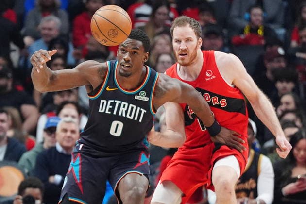 March 15, 2026, Toronto, On, Canada: Detroit Pistons center Jalen Duren (0) and Toronto Raptors center Jakob Poeltl (19) battle for a loose ball during first half NBA, Basketball Herren, USA basketball action in Toronto on Sunday, March 15, 2026. Canada News - March 15, 2026  - ZUMAc35_ 20260315_zaf_c35_081 Copyright: xFrankxGunnx