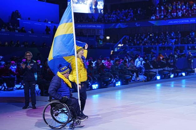 CORTINA, ITALIEN 20260315 Sveriges flaggbärare Marcus Holm och Ebba Arsjö kommer in under söndagens avslutningsceremoni för Paralympics, i Cortina curling stadium. *** Bilden ingar i SPORTPAKET. För övriga BETALBILD *** CORTINA ITALIEN x9200x *** CORTINA, ITALY 20260315 Swedens flag bearers Marcus Holm and Ebba Arsjö enter during Sundays closing ceremony of the Paralympics, in the Cortina curling stadium Picture in SPORT PACKAGE For others PAY PICTURE CORTINA ITALY x9200x  Copyright: xBjörnxLarssonxRosvall TTx PARALYMPICS 2026 AVSLUTNING