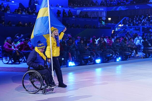 CORTINA, ITALY 20260315 Swedish flag bearers Marcus Holm and Ebba Arsjö enter during Sunday s closing ceremony for the Paralympics, in the Cortina curling stadium. *** The image is included in the SPORTS PACKAGE. For others PAYMENT IMAGE *** CORTINA ITALY x9200x *** CORTINA, ITALY 20260315 Swedish flag bearers Marcus Holm and Ebba Arsjö enter during Sunday s closing ceremony for the Paralympics, in the Cortina curling stadium The image is included in the SPORTS PACKAGE For others PAYMENT IMAGE CORTINA ITALY x9200x  Copyright: xBjörnxLarssonxRosvall TTx PARALYMPICS 2026 CONCLUSION