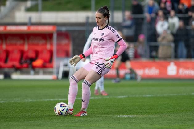 Ena Mahmutovic 32 (FC Bayern Muenchen Frauen) spielt den Ball, 1. FC Koeln Frauen vs. FC Bayern Muenchen Frauen, Fussball, Google Pixel Frauen-Bundesliga, 20. Spieltag, 2025 2026, 15.03.2026 DFB regulations prohibit any use of photographs as image sequences and or quasi-video Koeln Nordrhein-Westfalen Deutschland