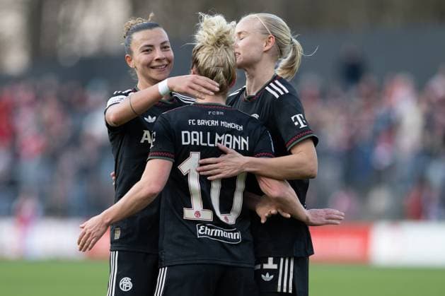 Torjubel von Pernille Harder 21 (FC Bayern Muenchen Frauen), Arianna Caruso 27 (FC Bayern Muenchen Frauen) und Linda Dallmann 10 (FC Bayern Muenchen Frauen) nach dem Tor zum 0:3, 1. FC Koeln Frauen vs. FC Bayern Muenchen Frauen, Fussball, Google Pixel Frauen-Bundesliga, 20. Spieltag, 2025 2026, 15.03.2026 DFB regulations prohibit any use of photographs as image sequences and or quasi-video Koeln Nordrhein-Westfalen Deutschland