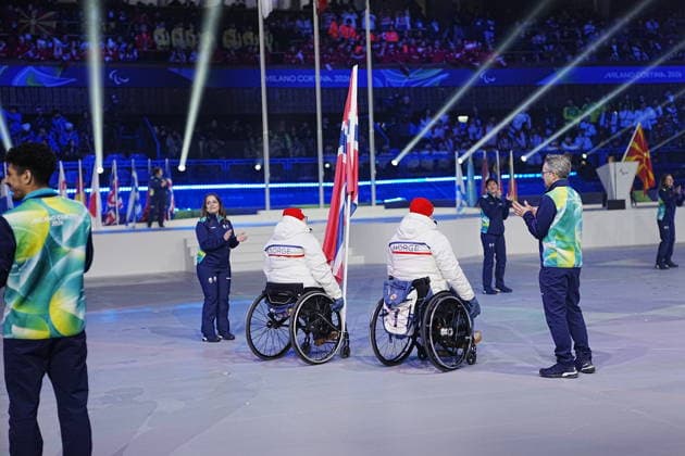 CORTINA, ITALY 20260315 Israeli flag bearer Sheyne Vaspi enters during Sunday s closing ceremony for the Paralympics, at the Cortina curling stadium. *** The image is included in the SPORTS PACKAGE. For others PAYMENT IMAGE *** CORTINA ITALY x9200x *** CORTINA, ITALY 20260315 Israeli flag bearer Sheyne Vaspi enters during Sunday s closing ceremony for the Paralympics, at the Cortina curling stadium The image is included in the SPORTS PACKAGE For others PAYMENT IMAGE CORTINA ITALY x9200x  Copyright: xBjörnxLarssonxRosvall TTx PARALYMPICS 2026 CONCLUSION
