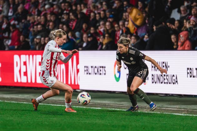 Carlotta Imping (1.FC Koeln, 14) und Barbara Dunst (FC Bayern Muenchen, 28) im Zweikampfkampf an der Aussenlinie 1.FC Köln vs. FC Bayern München, Fussball, Google Pixel Frauen-Bundesliga, 20.Spieltag, Saison 2025 26, 15.03.2026, 1.FC Köln vs. FC Bayern München, Fussball, Google Pixel Frauen-Bundesliga, 20.Spieltag, Saison 2025 26, 13.03.2026 Köln Copyright: xEibner-Pressefoto LukasxBaldygax EP_LBA