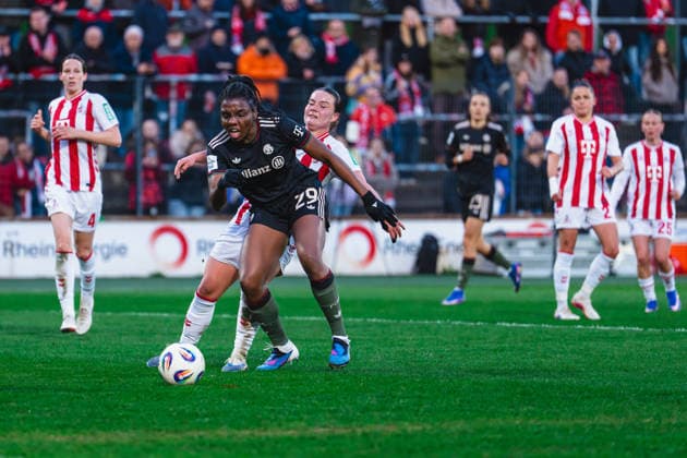 Edna Imade (FC Bayern Muenchen, 29) im Zweikampf mit Amelie Bohnen (1.FC Koeln, 15) 1.FC Köln vs. FC Bayern München, Fussball, Google Pixel Frauen-Bundesliga, 20.Spieltag, Saison 2025 26, 15.03.2026, 1.FC Köln vs. FC Bayern München, Fussball, Google Pixel Frauen-Bundesliga, 20.Spieltag, Saison 2025 26, 13.03.2026 Köln Copyright: xEibner-Pressefoto LukasxBaldygax EP_LBA