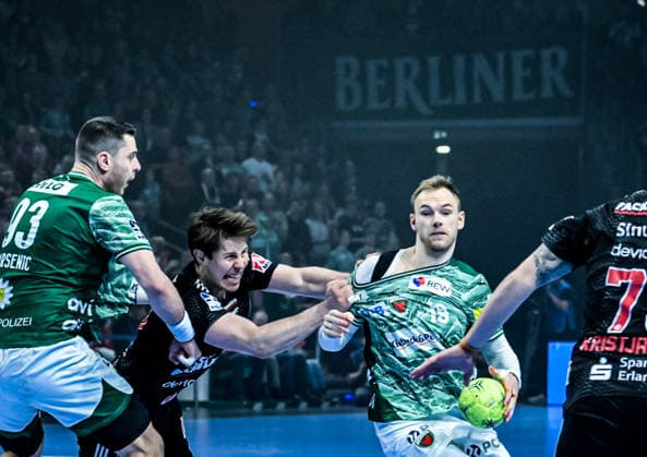 15.03.2026, xlakx, Handball Daikin HBL, Fuechse Berlin - HC Erlangen v.l. Mijajlo Marsenic (Fuechse Berlin), Florian Scheerer (HC Erlangen), Mathias Gidsel (Fuechse Berlin) Zweikampf, Duell, Kampf, tackle Berlin