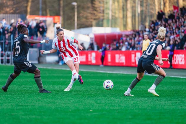 Bernadette Amani (FC Bayern Muenchen, 15) kommt zu spät um einen Pass von Laura Feiersinger (1.FC Koeln, 27) zu verhindern, Linda Dallmann (FC Bayern Muenchen, 10) läuft dem Ball hinterher 1.FC Köln vs. FC Bayern München, Fussball, Google Pixel Frauen-Bundesliga, 20.Spieltag, Saison 2025 26, 15.03.2026, 1.FC Köln vs. FC Bayern München, Fussball, Google Pixel Frauen-Bundesliga, 20.Spieltag, Saison 2025 26, 13.03.2026 Köln Copyright: xEibner-Pressefoto LukasxBaldygax EP_LBA