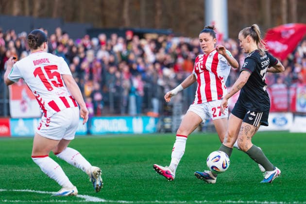 Laura Feiersinger (1.FC Koeln, 27) im Zweikampf mit Georgia Stanway (FC Bayern Muenchen, 31) 1.FC Köln vs. FC Bayern München, Fussball, Google Pixel Frauen-Bundesliga, 20.Spieltag, Saison 2025 26, 15.03.2026, 1.FC Köln vs. FC Bayern München, Fussball, Google Pixel Frauen-Bundesliga, 20.Spieltag, Saison 2025 26, 13.03.2026 Köln Copyright: xEibner-Pressefoto LukasxBaldygax EP_LBA