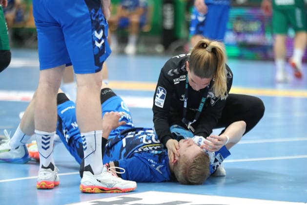 Handball DAIKIN HBL, SC DHfK Leipzig - TVB Stuttgart; 15.03.2026 Torben Matzken (22, TVB Stuttgart) muss von Sandra Suchanek behandelt werden. Handball, DAIKIN HBL, 1. Bundesliga, Saison 2025 2026, 25. Spieltag: SC DHfK Leipzig vs. TVB Stuttgart am 15.03.2026 in der Quarterback Immobilien Arena Leipzig. Copyright: xBEAUTIFULxSPORTS JanxKaeferx
