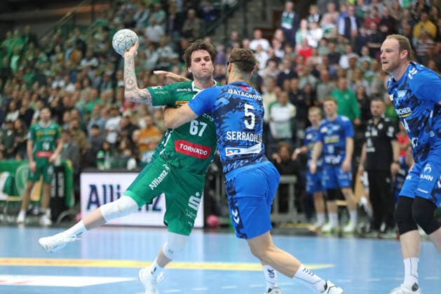 Handball DAIKIN HBL, SC DHfK Leipzig - TVB Stuttgart; 15.03.2026 Dean Bombac (67, SC DHfK Leipzig) von Antonio Serradilla (5, TVB Stuttgart) attackiert. Handball, DAIKIN HBL, 1. Bundesliga, Saison 2025 2026, 25. Spieltag: SC DHfK Leipzig vs. TVB Stuttgart am 15.03.2026 in der Quarterback Immobilien Arena Leipzig. Copyright: xBEAUTIFULxSPORTS JanxKaeferx
