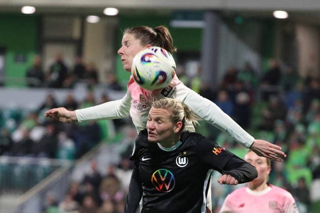 VfL vs. Leverkusen, BL Frauen Wolfsburg, 15.03.2026, Fußball, Frauen, Google Pixel Bundesliga, Saison 2025 2026, VfL Wolfsburg vs Bayer 04 Leverkusen, Alexandra Popp (VfL Wolfsburg), Lilla Turanyi (Bayer 04 Leverkusen) AOK Stadion Niedersachsen Deutschland