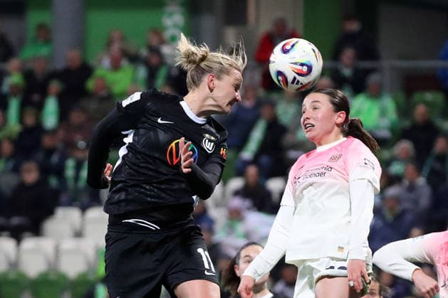 VfL vs. Leverkusen, BL Frauen Wolfsburg, 15.03.2026, Fußball, Frauen, Google Pixel Bundesliga, Saison 2025 2026, VfL Wolfsburg vs Bayer 04 Leverkusen, Alexandra Popp (VfL Wolfsburg), Julia Mickenhagen (Bayer 04 Leverkusen) AOK Stadion Niedersachsen Deutschland