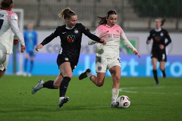 VfL vs. Leverkusen, BL Frauen Wolfsburg, 15.03.2026, Fußball, Frauen, Google Pixel Bundesliga, Saison 2025 2026, VfL Wolfsburg vs Bayer 04 Leverkusen, Sarai Linder (VfL Wolfsburg), Julia Mickenhagen (Bayer 04 Leverkusen) AOK Stadion Niedersachsen Deutschland