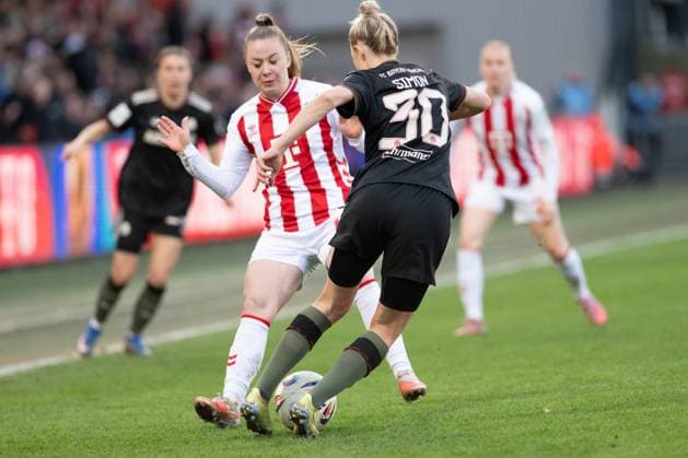 Carolin Simon 30 (FC Bayern Muenchen Frauen) im Zweikampf, Aktion, mit Weronika Zawistowska 10 (1. FC Koeln Frauen), 1. FC Koeln Frauen vs. FC Bayern Muenchen Frauen, Fussball, Google Pixel Frauen-Bundesliga, 20. Spieltag, 2025 2026, 15.03.2026 DFB regulations prohibit any use of photographs as image sequences and or quasi-video Koeln Nordrhein-Westfalen Deutschland