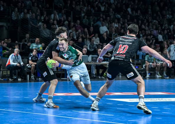 15.03.2026, xlakx, Handball Daikin HBL, Fuechse Berlin - HC Erlangen v.l. Tobias Buck (HC Erlangen), Mathias Gidsel (Fuechse Berlin), Florian Scheerer (HC Erlangen) Zweikampf, Duell, Kampf, tackle Berlin