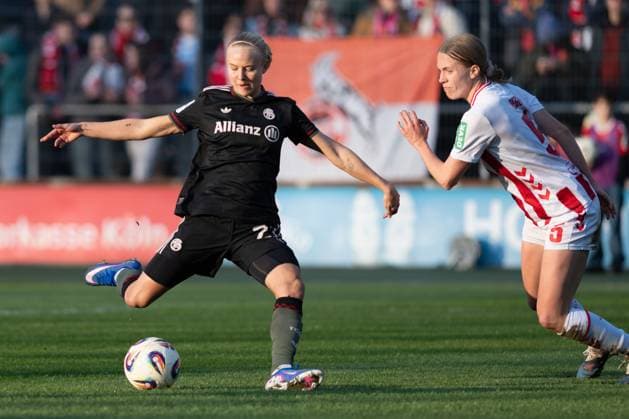 Pernille Harder 21 (FC Bayern Muenchen Frauen) erzielt das Tor zum 0:2 gegen Celina Degen 5 (1. FC Koeln Frauen), 1. FC Koeln Frauen vs. FC Bayern Muenchen Frauen, Fussball, Google Pixel Frauen-Bundesliga, 20. Spieltag, 2025 2026, 15.03.2026 DFB regulations prohibit any use of photographs as image sequences and or quasi-video Koeln Nordrhein-Westfalen Deutschland