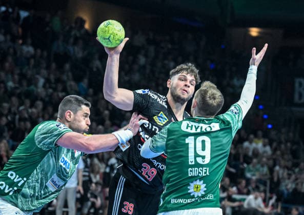 15.03.2026, xlakx, Handball Daikin HBL, Fuechse Berlin - HC Erlangen v.l. Mijajlo Marsenic (Fuechse Berlin), Tobias Buck (HC Erlangen), Mathias Gidsel (Fuechse Berlin) Zweikampf, Duell, Kampf, tackle Berlin