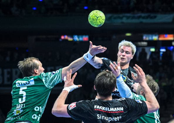 15.03.2026, xlakx, Handball Daikin HBL, Fuechse Berlin - HC Erlangen v.l. Max Darj (Fuechse Berlin), Marek Nissen (HC Erlangen), Mathias Gidsel (Fuechse Berlin) Zweikampf, Duell, Kampf, tackle Berlin
