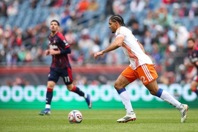March 15, 2026; Foxborough, Massachusetts, USA; FC Cincinnati defender Miles Robinson (12) dribbles the ball upfield in a Major League Soccer game between the New England Revolution and FC Cincinnati at Gillette Stadium. (c) CSM MLS, Fussball Herren, USA 2026: FC Cincinnati Vs Revolution MAR 15  - ZUMAc04_ 20260315_zma_c04_016 Copyright: xBurtxGranofskyx