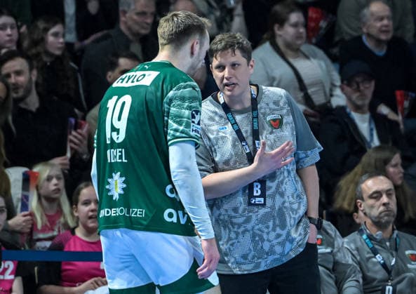 15.03.2026, xlakx, Handball Daikin HBL, Fuechse Berlin - HC Erlangen v.l. Mathias Gidsel (Fuechse Berlin), Nicolej Krickau (Fuechse Berlin Trainer) im Gespraech Berlin