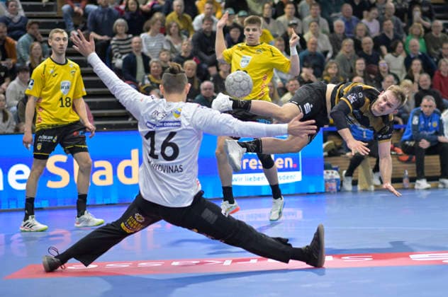 15.03.2026, Dresdens Anton Preußner gegen Coburgs Petros Boukovinas, Handball, 2. Bundesliga, HC Elbflorenz Dresden - HSC Coburg, (c) Dresden