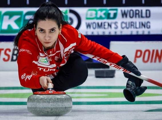 March 15, 2026, Calgary, Ab, CANADA: Turkey s skip Dilsat Yildiz delivers a stone against Scotland at the World Women™s Curling Championship in Calgary, Sunday, March 15, 2026. Dilsat Yildiz  - ZUMAc35_ 20260315_zaf_c35_144 Copyright: xJeffxMcintoshx