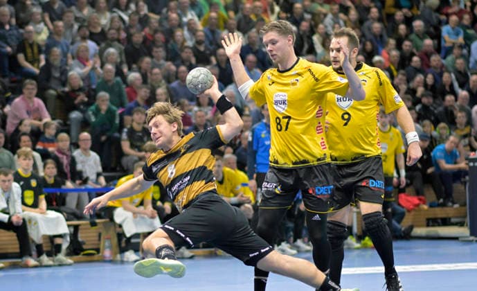 15.03.2026, Dresdens Viktor Petersen Norberg erfolgreich, dahinter Coburgs Jesper Schmidt und Bartlomiej Bis, Handball, 2. Bundesliga, HC Elbflorenz Dresden - HSC Coburg, (c) Dresden