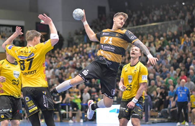 15.03.2026, Dresdens Oliver Seidler erfolgreich, Coburgs Jesper Schmidt und Jakob Knauer schauen zu, Handball, 2. Bundesliga, HC Elbflorenz Dresden - HSC Coburg, (c) Dresden
