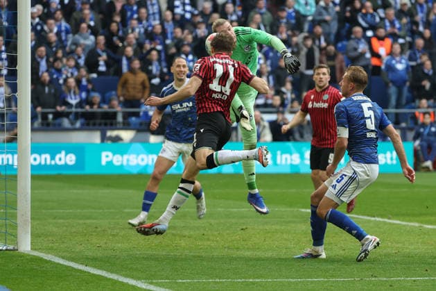 2. Bundesliga - FC Schalke 04 - Hannover 96 am 15.03.2026 in der Veltins-Arena auf Schalke Benedikt Pichler (Hannover) erzielt gegen Torwart Loris Karius (Schalke 1) das Tor zum 2 zu 2