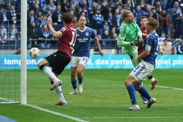 2. Bundesliga - FC Schalke 04 - Hannover 96 am 15.03.2026 in der Veltins-Arena auf Schalke Benedikt Pichler (Hannover) erzielt gegen Torwart Loris Karius (Schalke 1) das Tor zum 2 zu 2