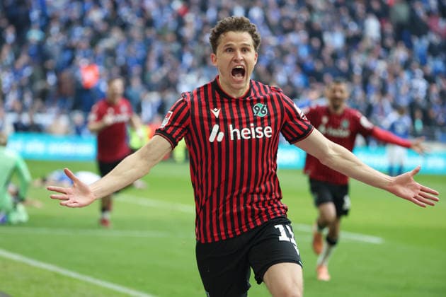 2. Bundesliga - FC Schalke 04 - Hannover 96 am 15.03.2026 in der Veltins-Arena auf Schalke Jubel, Torjubel, Torschuetze, Torschütze Benedikt Pichler (Hannover) jubelt nach seinem Tor zum 2 zu 2