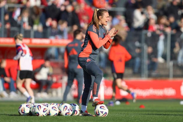 Co-Trainerin Clara Schöne (FC Bayern München) gestikuliert, Gestik waehrend des Spiels der Frauen Bundesliga zwischen 1.FC Köln und Bayern München, Franz-Kremer-Stadion am 15. März in Köln, Deutschland. (Foto von Oliver Kaelke DeFodi Images) +++ Co-Trainerin Clara Schöne (FC Bayern München) gestures during the Woman Bundesliga match between 1.FC Köln and Bayern München at Franz-Kremer-Stadion on March 15, 2026 in Cologne, Germany. (Photo by Oliver Kaelke DeFodi Images) DFL regulations prohibit any use of photographs as image sequences and or quasi-video. (Photo by Oliver Kaelke DeFodi Images) -